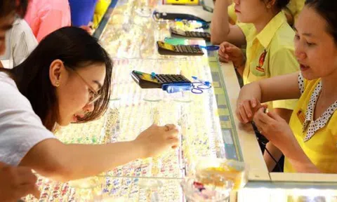 Giá vàng hôm nay 24/2, cảnh báo đà lên 50 triệu/lượng