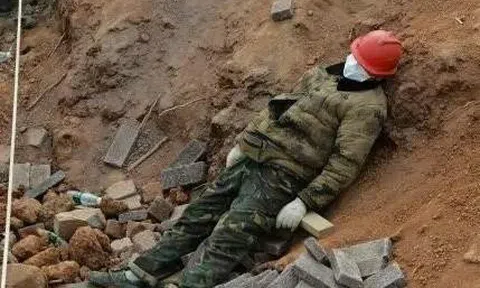 Ngủ trên đất, nằm giữa sỏi đá khi xây bệnh viện trong 10 ngày ở Vũ Hán