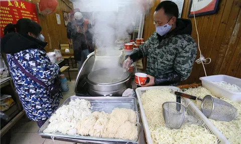 Cuộc sống thường ngày ở Vũ Hán tiếp diễn với những chiếc khẩu trang