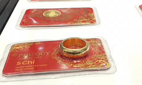 Giá vàng giảm sốc, lùi về mốc 43 triệu đồng/lượng