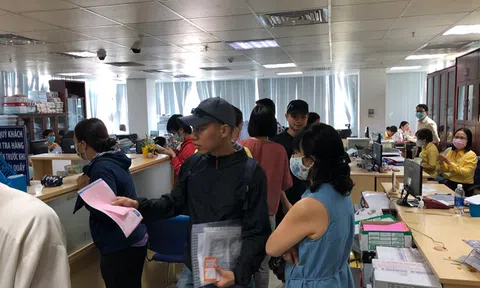 Vàng vọt lên 50 triệu đồng/lượng, nhiều người đổ xô mua