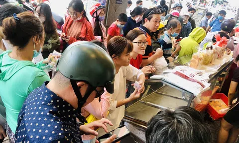 Xếp hàng dài chờ mua bánh mì thanh long 'giải cứu' nông sản Việt