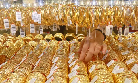 Giá vàng vượt xa mốc 44 triệu đồng/lượng