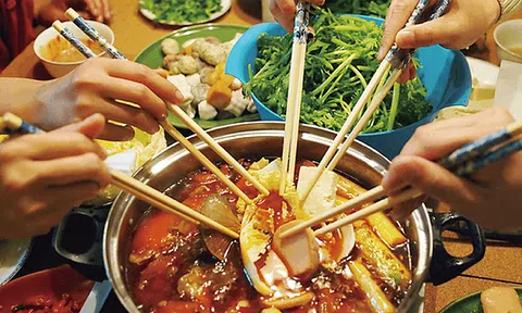 Bỏ ăn khi người cùng bàn cầm đũa khuấy thức ăn