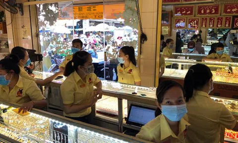 Ngược đời vàng giảm mạnh lại chẳng mấy ai đi mua...