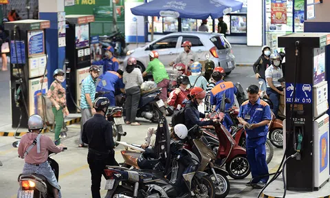 Giá dầu lao dốc: người tiêu dùng vui, doanh nghiệp lo lắng