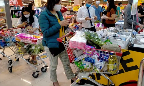 Dân Hà Nội đổ xô đi siêu thị tích trữ thực phẩm sau khi bệnh nhân đầu tiên của Hà Nội nhiễm COVID-19