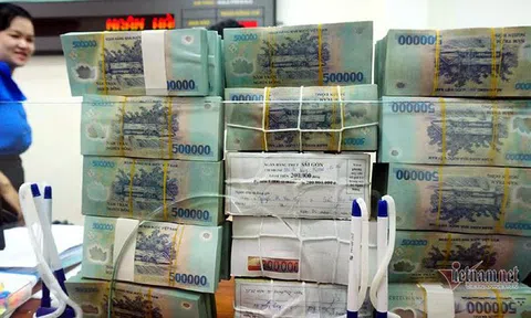 Lãi suất dài hạn neo cao, dồn tiền tỷ gửi ngân hàng