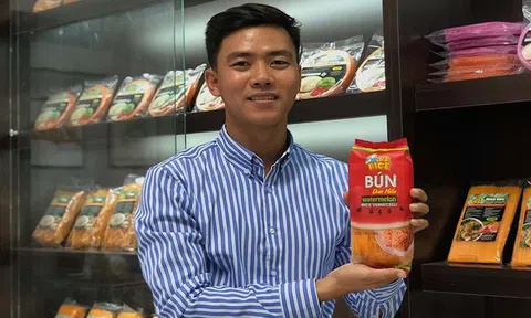 Gặp ông chủ trẻ làm bún dưa hấu, bánh tráng thanh long