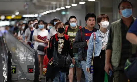 Vé máy bay giảm giá vì Covid-19, người trẻ tranh thủ đi du lịch