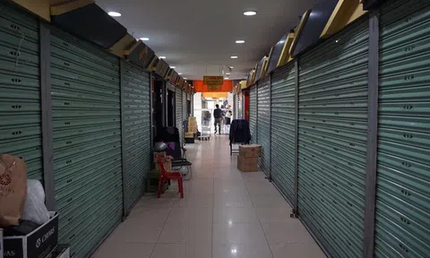 Người dân ở nhà "lướt mạng" mua đồ, BĐS thương mại tê liệt vì ế khách