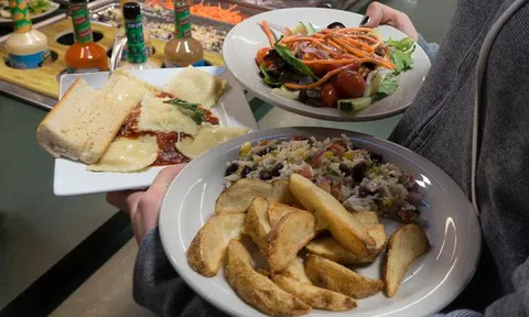 Khách ăn thoải mái vẫn lãi to, mẹo riêng giấu kín của hàng buffet