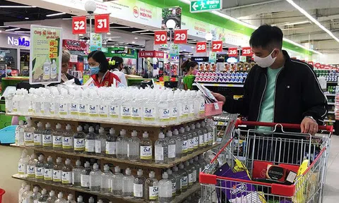 Nước rửa tay khô giảm giá mạnh, hàng về tràn khắp siêu thị