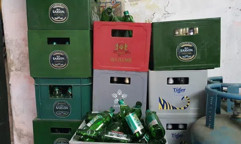 Hàng tạp hoá 'khóc ròng' vì bia tồn xếp đầy kho không bán được