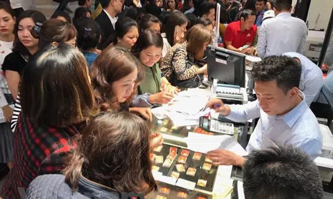 Người mua vàng đua nhau bán ra