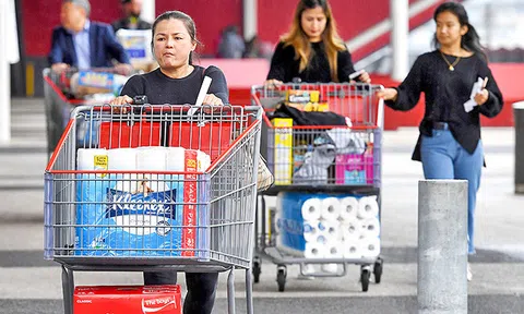 Giấy vệ sinh có tác dụng gì mà dân tình đổ xô đi mua?