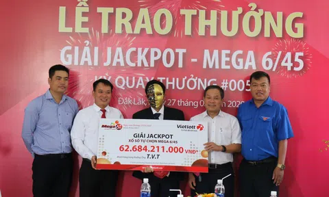 Đỡ ông Thần Tài bị gió xô ngã, người đàn ông “ẵm” giải độc đắc 62 tỷ đồng