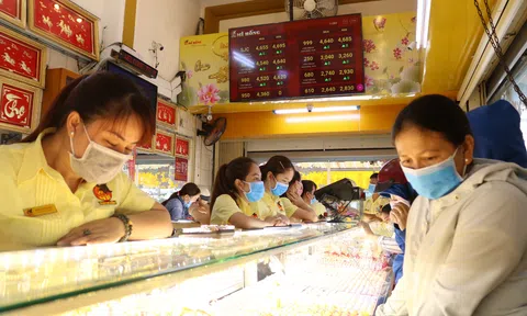 Giá vàng ‘cắm đầu’ trong thứ 6 ngày 13