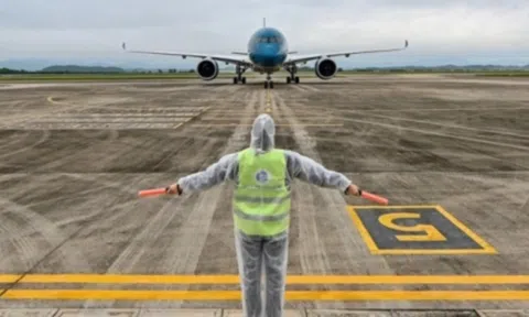 Chuyến bay do tỷ phú Phạm Nhật Vượng tài trợ đưa người Việt về nước đã hạ cánh sân bay Vân Đồn