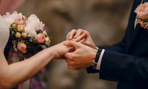 Đàn ông 30 tuổi: Mua nhà trước hay kết hôn trước?