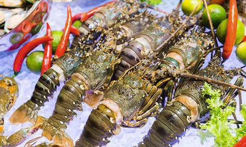 Hải sản giảm giá mạnh, có loại chỉ xuất hiện ở nhà hàng giờ bán đầy chợ