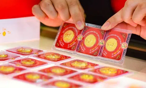Giá vàng hôm nay 2/4: Thế giới chùng lại, trong nước treo cao
