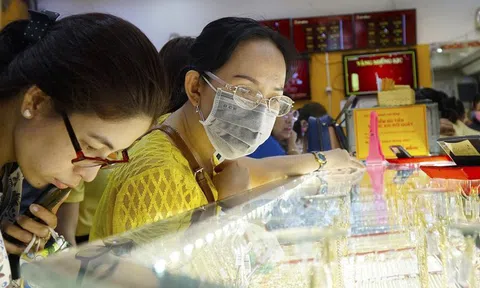 Vàng trong nước rẻ hơn thế giới, có nên mua vào lúc này?