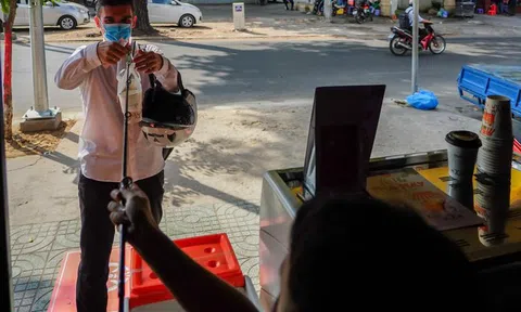 Hàng quán ở TP.HCM dùng cần câu thu tiền, giao hàng để tránh Covid-19