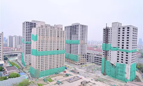 Giật sập 4 cao ốc bỏ hoang 20 năm trên đất vàng lúc nửa đêm