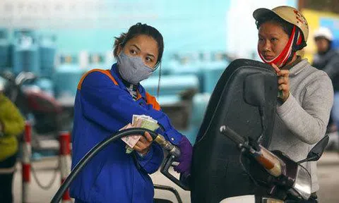 Ngày mai, giá xăng tiếp tục xuống thấp, về mức 11 nghìn đồng/lít