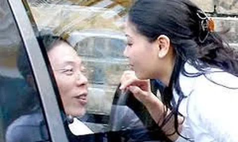 Chuyện tình của đại gia buôn lậu điện thoại và Hoa hậu giàu nhất trong các hoa hậu