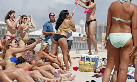 Trường 'quý tộc' ở Mỹ đóng cửa vì virus, sinh viên tiệc tùng ăn mừng