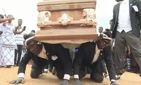 Sự thật đằng sau điệu nhảy vác quan tài gây sốt: Phí dịch vụ 9 triệu, người dân sẵn sàng vay tiền để tổ chức tang lễ