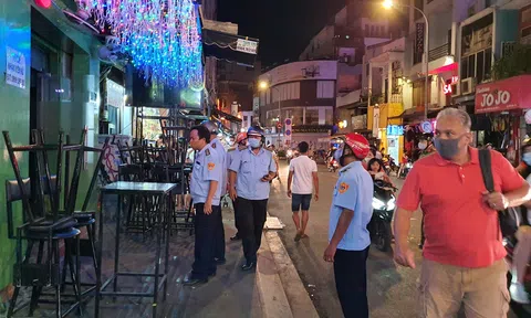 Phố đi bộ Bùi Viện đìu hiu mở lại, nhiều quán bất ngờ bị thu bàn ghế