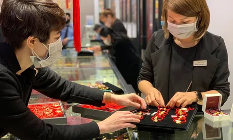 Giá vàng hôm nay 3/5: Giá đứng cao, giao dịch giảm