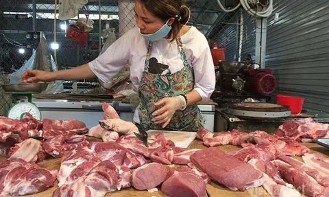 Thịt lợn cao chót vót, dân bớt khẩu phần, chợ ế chưa từng có