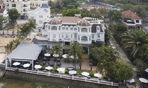 Choáng ngợp trước "siêu biệt thự" dát vàng ven sông Sài Gòn của bố chồng Hà Tăng