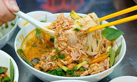 Vì sao giá xăng giảm, giá tô hủ tiếu không đổi?