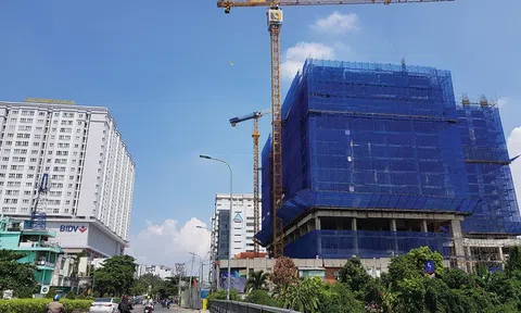 Cú giáng mạnh trăm năm hiếm có, đại gia xây dựng gặp khó khăn