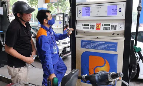 Giá xăng tăng trở lại sau 8 lần giảm liên tiếp?