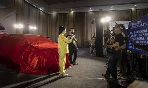 Trở thành triệu phú năm 34 tuổi nhờ bán hàng online, cô gái được mệnh danh là 'nữ hoàng livestream' của thế giới