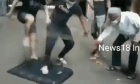 Dân Ấn Độ đánh đập TV 'Made in China' để tẩy chay hàng Trung Quốc