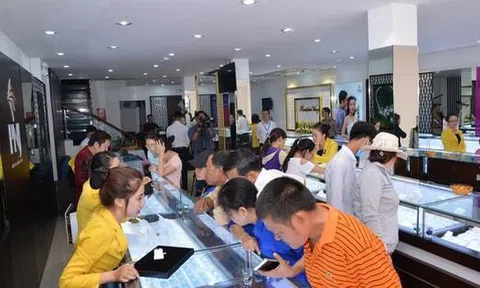 Bị bán mạnh, giá vàng SJC vẫn cao hơn thế giới