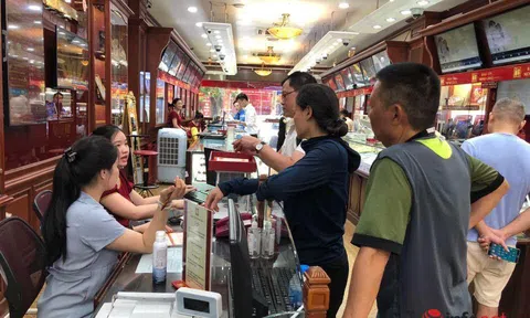 Giá vàng kỷ lục 8 năm: Người bán chục lượng chốt lời, người mua tích trữ