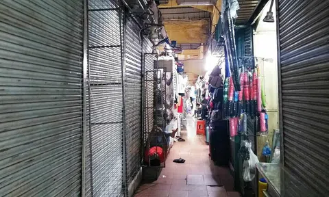 Sạp chợ Bến Thành đóng cửa hàng loạt