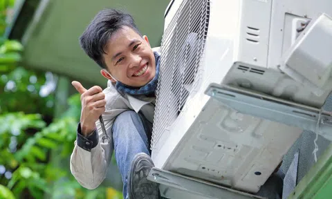 Anh thợ sửa điều hòa kiếm triệu đồng một ngày nắng nóng