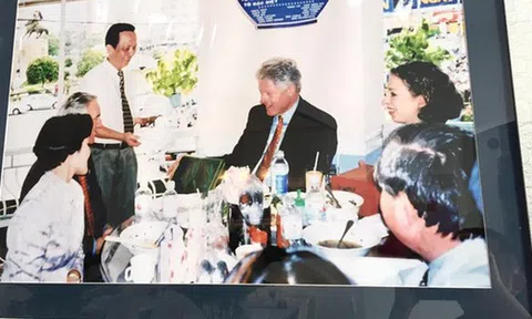 "Số phận" của những quán ăn Việt sau khi được các Tổng thống Mỹ ghé thăm đều thay đổi đến bất ngờ, nhưng gây tranh cãi nhất là hàng bún chả Obama