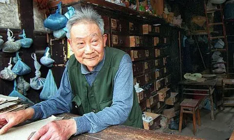 Vay tiền không tiêu nhưng trả lãi đúng hẹn: Bài học thấm thía và cách trở thành tỷ phú kỳ lạ của một thầy thuốc