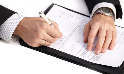 Nhìn từ vụ án mất nhà 100 tỷ: Mua nhà bằng giấy viết tay có thể bị mất nhà không?