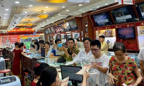 Giá vàng tăng 'điên loạn': Người xếp hàng chờ bán, kẻ vác bao tải tiền đi mua